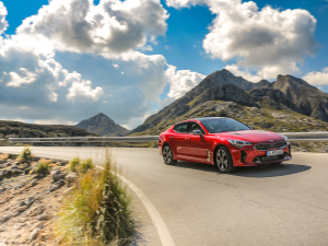 Kia Stinger - hi chroma red drive